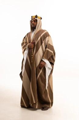 رجل سعودي يرتدي البشت التقليدي المقلم بخلفية بيضاء
