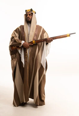 رجل سعودي بالزي التراثي يحمل بندقية قديمة