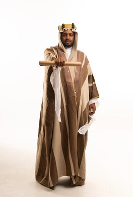 رجل سعودي بالبشت يمسك لفافة ورق تصوير استوديو