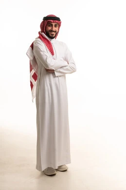رجل سعودي بالثوب والشماغ التقليدي في الاستوديو