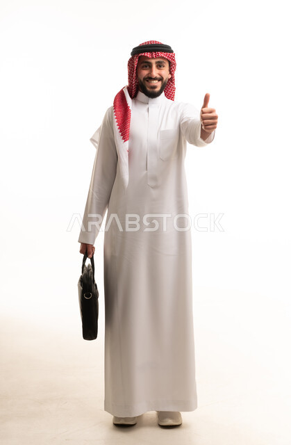 رجل أعمال سعودي مع حقيبة يشير بالإعجاب