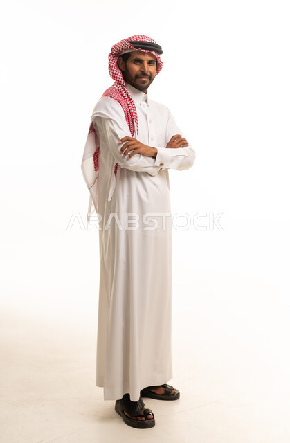 رجل سعودي بالزي التقليدي الثوب والشماغ في الاستوديو