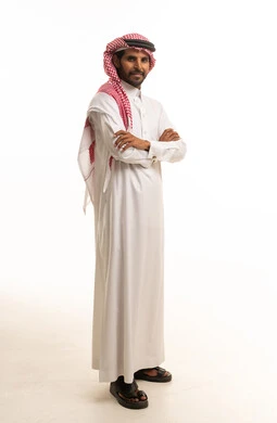 رجل سعودي بالزي التقليدي الثوب والشماغ في الاستوديو