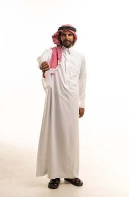 رجل سعودي يشير بعلامة عدم الإعجاب بالثوب التقليدي