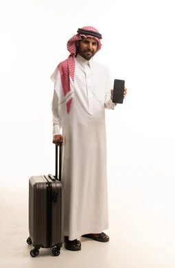 رجل سعودي مع حقيبة سفر وهاتف ذكي خلفية بيضاء