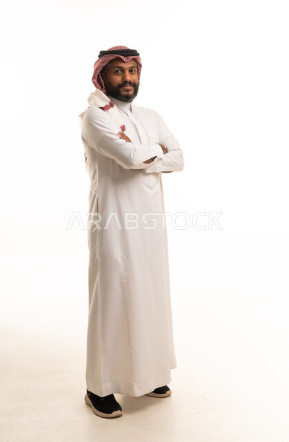 رجل سعودي بالثوب الأبيض التقليدي في استوديو