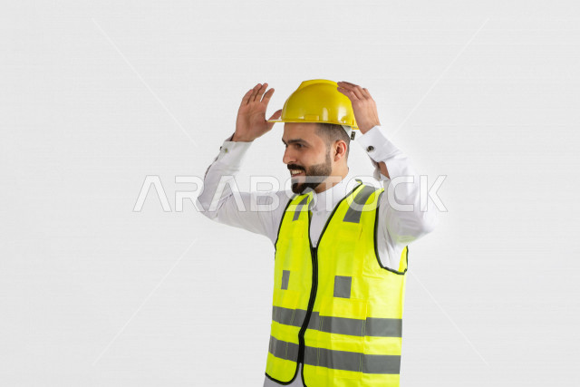 بورتريه مهندس سعودي ماهر محترف في التخطيط ، رجل مهندس خليجي ، خلفية بيضاء