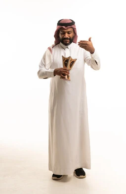 رجل سعودي يحمل مبخرة تقليدية على خلفية بيضاء