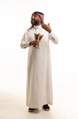 رجل سعودي بالثوب التقليدي يحمل مبخرة خشبية