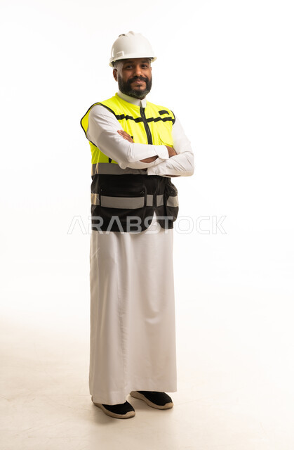 مهندس سعودي محترف يرتدي سترة السلامة على خلفية بيضاء