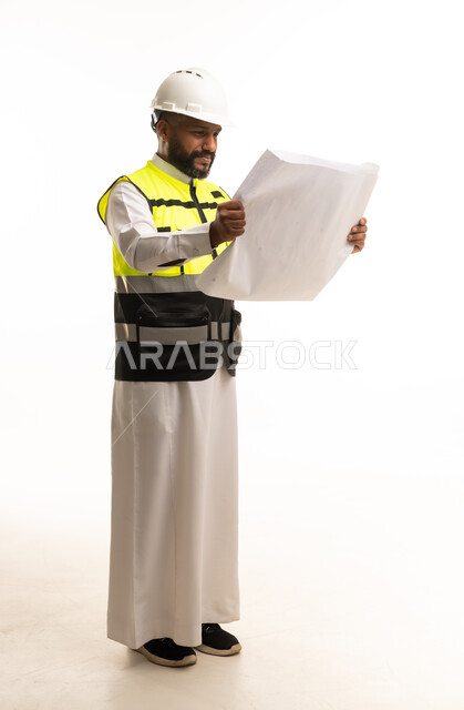 مهندس عربي بالثوب يمسك مخططاً هندسياً خلفية بيضاء