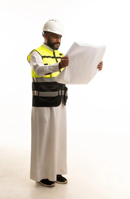 مهندس عربي بالثوب يمسك مخططاً هندسياً خلفية بيضاء