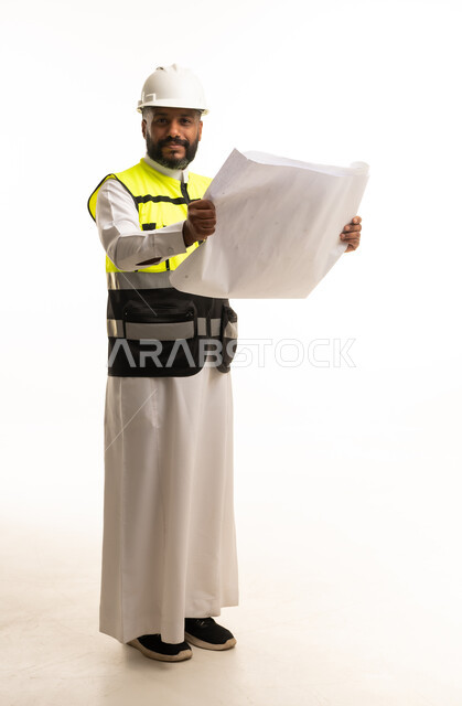 مهندس سعودي يحمل مخططات هندسية أمام خلفية بيضاء