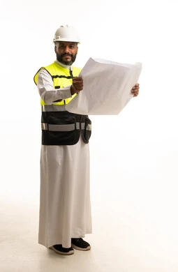 مهندس سعودي يحمل مخططات هندسية أمام خلفية بيضاء