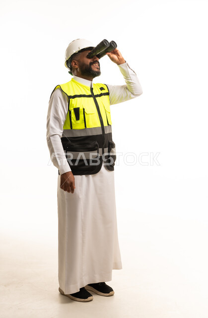 مهندس سعودي يستخدم المنظار بخلفية بيضاء