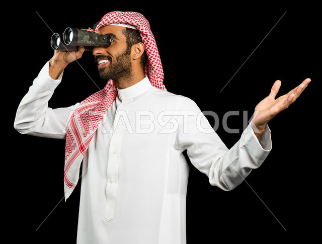 رجل عربي خليجي سعودي يرتدي الزي السعودي التقليدي ، يحمل بيده المنظار ثنائي العينين ( التلسكوب )، إيماءات وجه ويدين مختلفة ، الناظور، الاستكشاف والمغامرة ، خلفية سوداء، رؤية مستقبلية ، أهداف وطموحات ، التخطيط المستقبلي