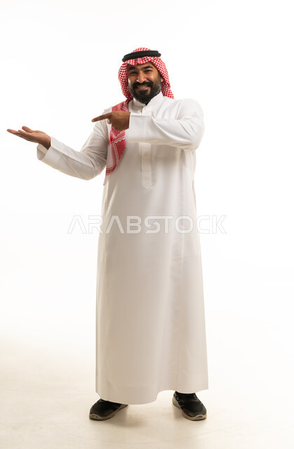 رجل سعودي بالثوب التقليدي يقدم عرضاً على خلفية بيضاء