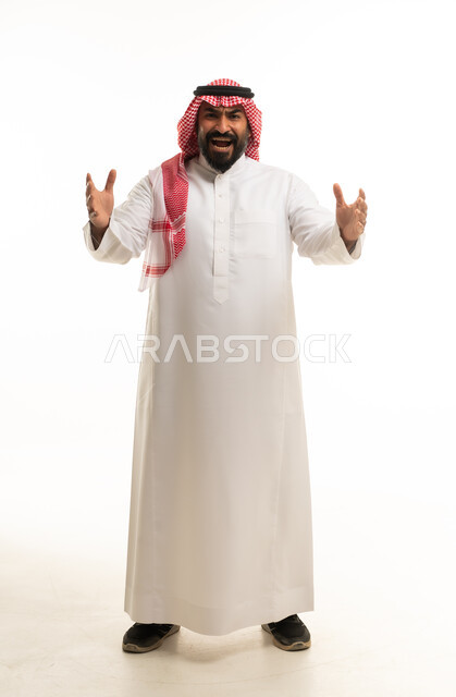 رجل سعودي بالزي التقليدي على خلفية بيضاء