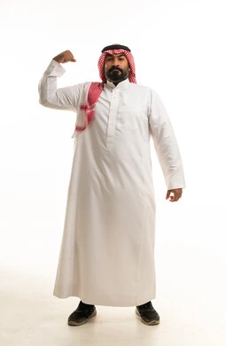 رجل سعودي بالثوب يبرز عضلاته بخلفية بيضاء