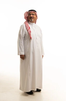 رجل سعودي بالثوب الأبيض التقليدي على خلفية بيضاء