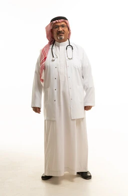 طبيب سعودي في معطف مختبر أبيض تصوير استوديو