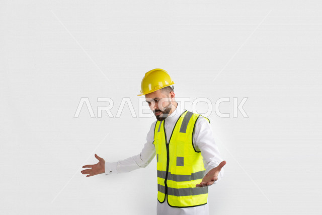 بورتريه مهندس سعودي ماهر محترف في التخطيط ، رجل مهندس خليجي ، خلفية بيضاء