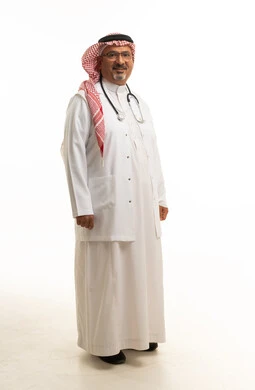 طبيب سعودي يرتدي معطف المختبر على خلفية بيضاء
