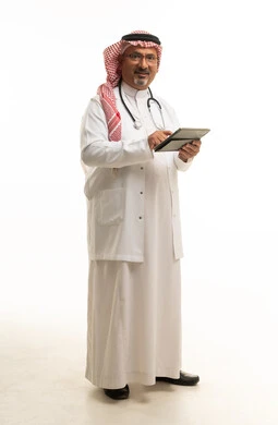 طبيب عربي مع جهاز لوحي وسماعة طبية خلفية بيضاء
