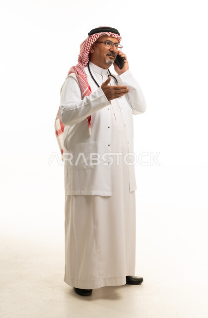 طبيب عربي سعودي يتحدث بالهاتف على خلفية بيضاء