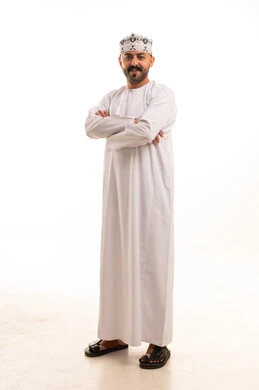 رجل عماني بالزي التقليدي أمام خلفية بيضاء