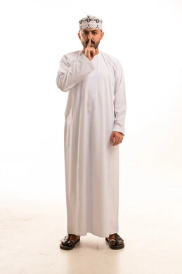 رجل عُماني بالزي التقليدي يطلب الصمت