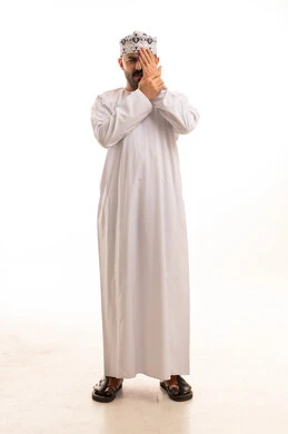 رجل عماني بالزي التقليدي على خلفية بيضاء