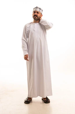 رجل عماني بالزي التقليدي الدشداشة والكمة في استوديو