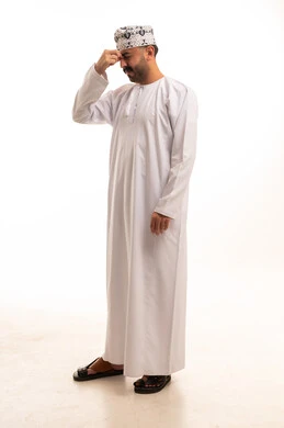 رجل عماني بالزي التقليدي يشعر بالصداع