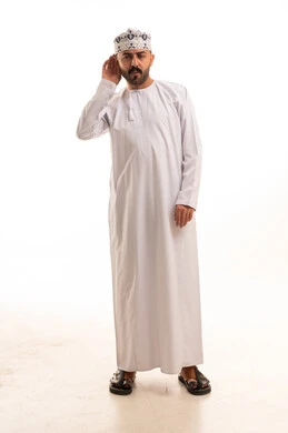 رجل عماني بالزي التقليدي في وضعية الاستماع