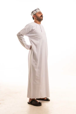 رجل عماني بالزي التقليدي على خلفية بيضاء