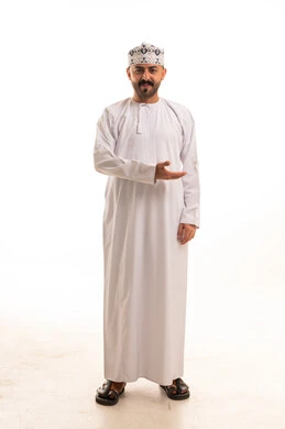 رجل عماني بالزي التقليدي الدشداشة والكمة العمانية خلفية بيضاء