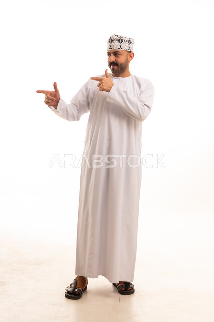 رجل عماني بالزي التقليدي يشير إلى الجانب