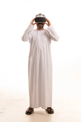 رجل عُماني يستخدم نظارة الواقع الافتراضي