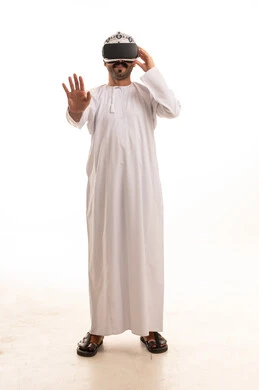 رجل إماراتي يرتدي نظارة الواقع الافتراضي