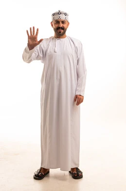 رجل عُماني بالزي التقليدي الدشداشة والكمة