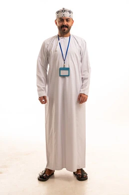 موظف عُماني بالزي التقليدي والكمة مع بطاقة هوية
