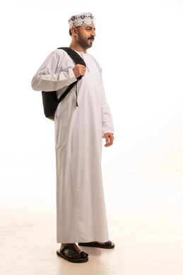 رجل عماني بالزي التقليدي يحمل حقيبة ظهر