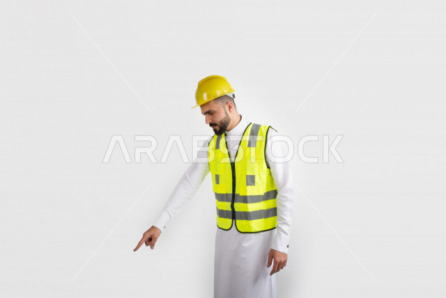 بورتريه مهندس سعودي ماهر محترف في التخطيط ، رجل مهندس خليجي ، خلفية بيضاء