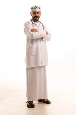 طبيب عماني يرتدي معطف المختبر والكمة العمانية التقليدية