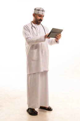 طبيب عماني يستخدم جهاز لوحي رقمي
