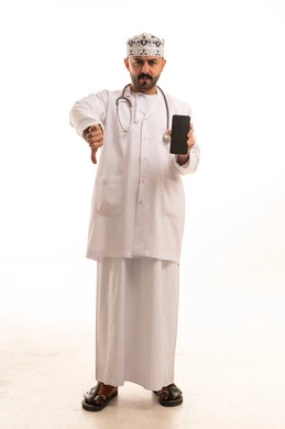 طبيب عماني يحمل هاتفا ذكيا مع إشارة الرفض