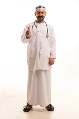 طبيب عُماني بمعطف المختبر الأبيض يشير بعلامة الإعجاب