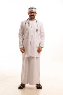 طبيب عماني بالزي التقليدي ومعطف المختبر الأبيض