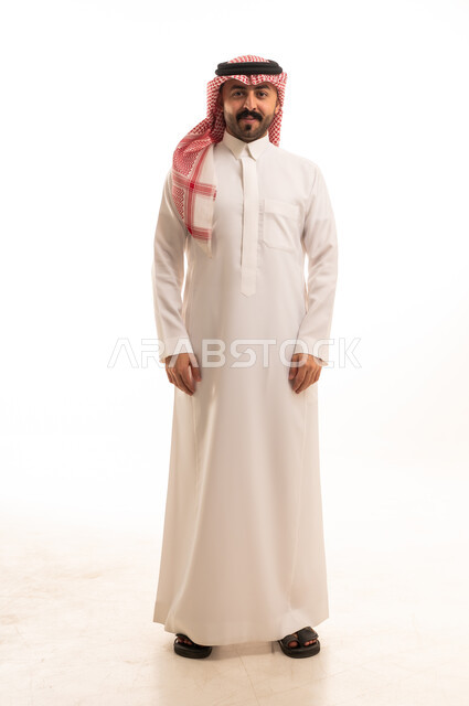 رجل سعودي بالزي التقليدي والثوب الأبيض على خلفية بيضاء